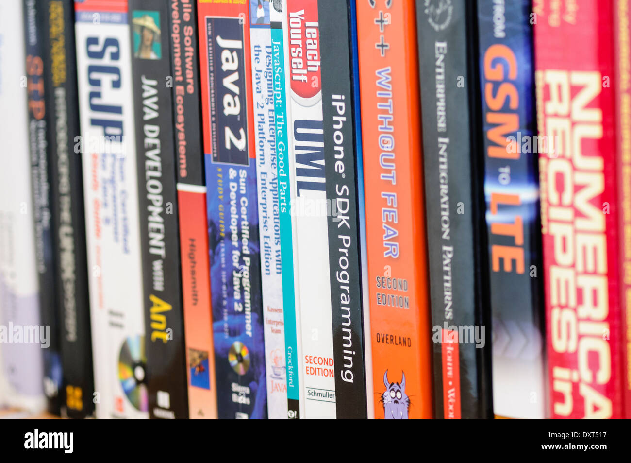 Libri di programmazione su un ripiano Foto Stock