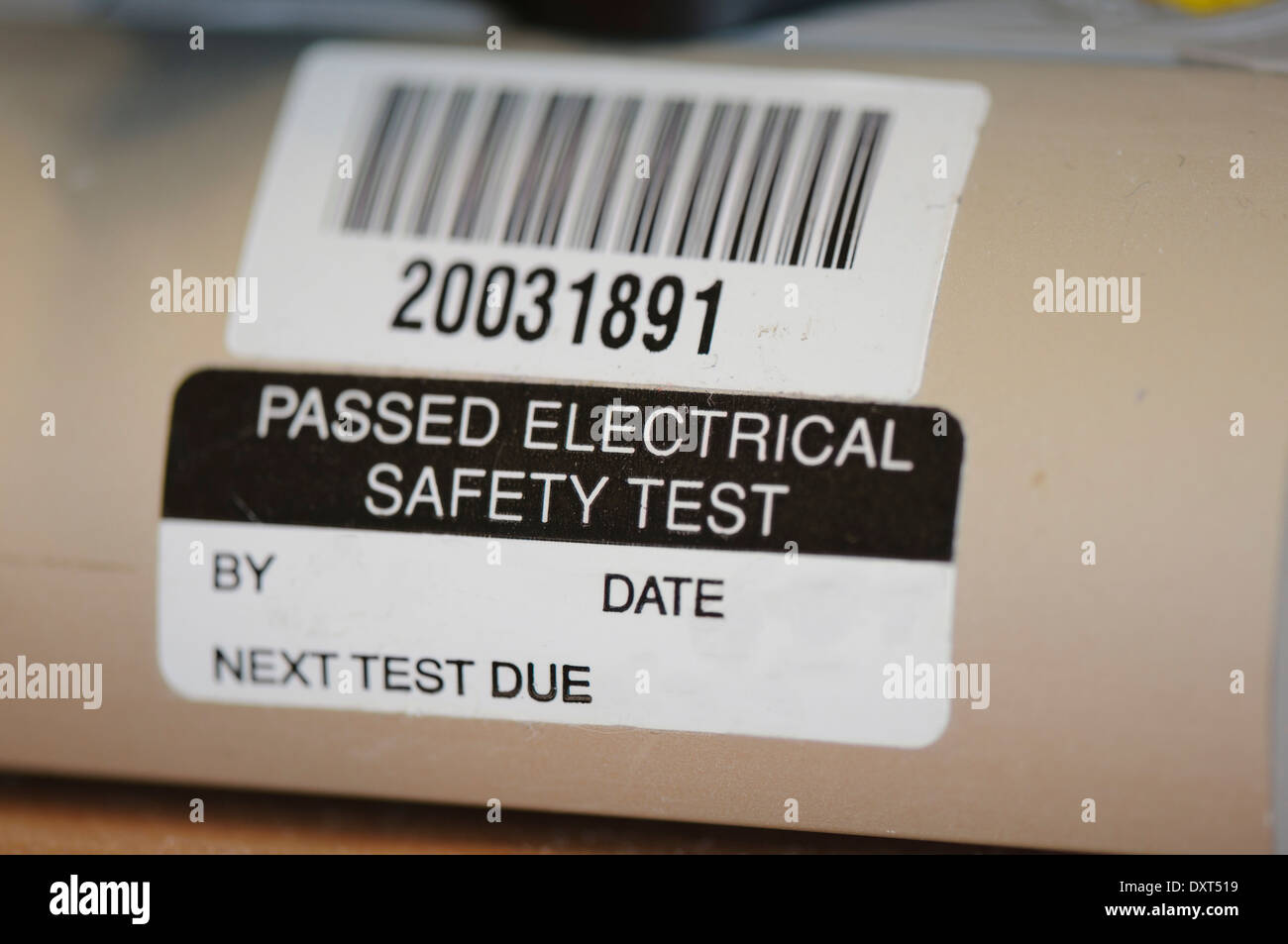 Adesivo su un apparecchio elettrico che indica che è stato superato un test di sicurezza Foto Stock