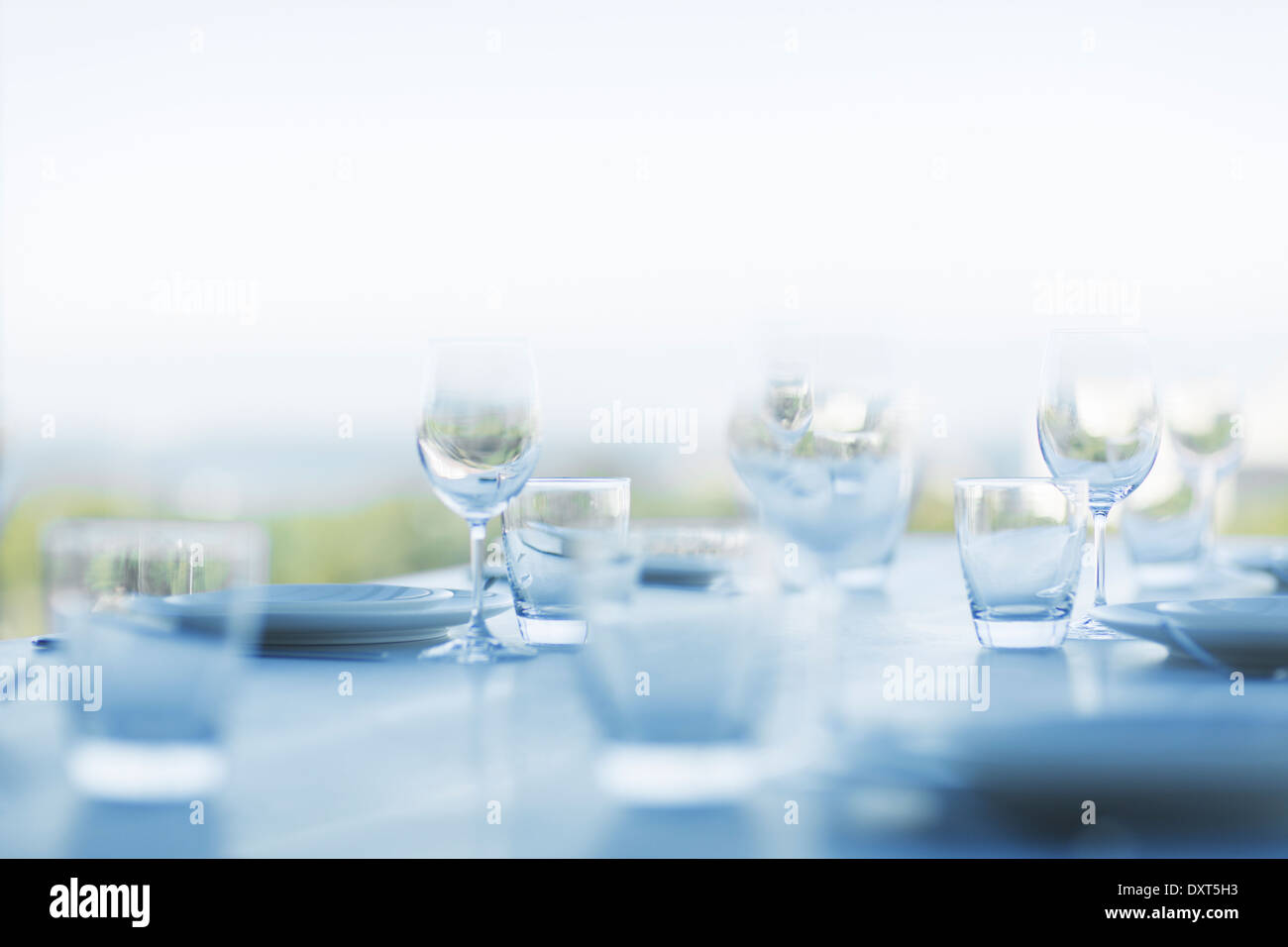 Inserire le impostazioni sul patio tabella Foto Stock