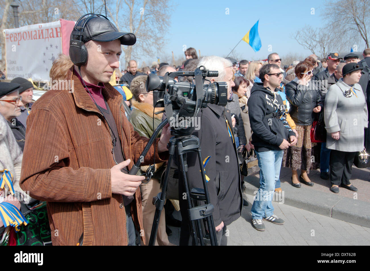 Odessa, Ucraina. Il 30 marzo, 2014. Rally sostenitori marzo maidaïen in Odessa. Questo incontro è dedicato al Giorno del Ricordo 40 giorni dopo l'ucciso di 'sotnia celeste." In un rally a cui hanno partecipato più di cinque mila persone. Il principale slogan : ' Odessa non è la Russia ' 'Uniti Ucraina ' ' Gloria in Ucraina - eroi di Gloria' Credit: Andrey Nekrasov/Alamy Live News Foto Stock