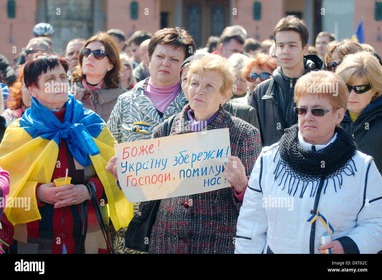 Odessa, Ucraina. Il 30 marzo, 2014. Rally sostenitori marzo maidaïen in Odessa. Questo incontro è dedicato al Giorno del Ricordo 40 giorni dopo l'ucciso di 'sotnia celeste." In un rally a cui hanno partecipato più di cinque mila persone. Il principale slogan : ' Odessa non è la Russia ' 'Uniti Ucraina ' ' Gloria in Ucraina - eroi di Gloria' Credit: Andrey Nekrasov/Alamy Live News Foto Stock