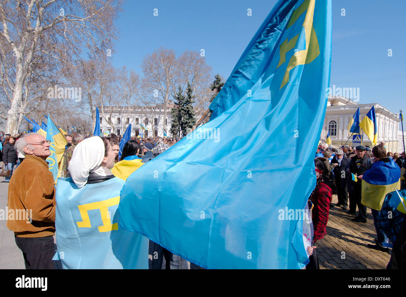 Odessa, Ucraina. Il 30 marzo, 2014. Rally sostenitori marzo maidaïen in Odessa. Questo incontro è dedicato al Giorno del Ricordo 40 giorni dopo l'ucciso di 'sotnia celeste." In un rally a cui hanno partecipato più di cinque mila persone. Il principale slogan : ' Odessa non è la Russia ' 'Uniti Ucraina ' ' Gloria in Ucraina - eroi di Gloria' Credit: Andrey Nekrasov/Alamy Live News Foto Stock