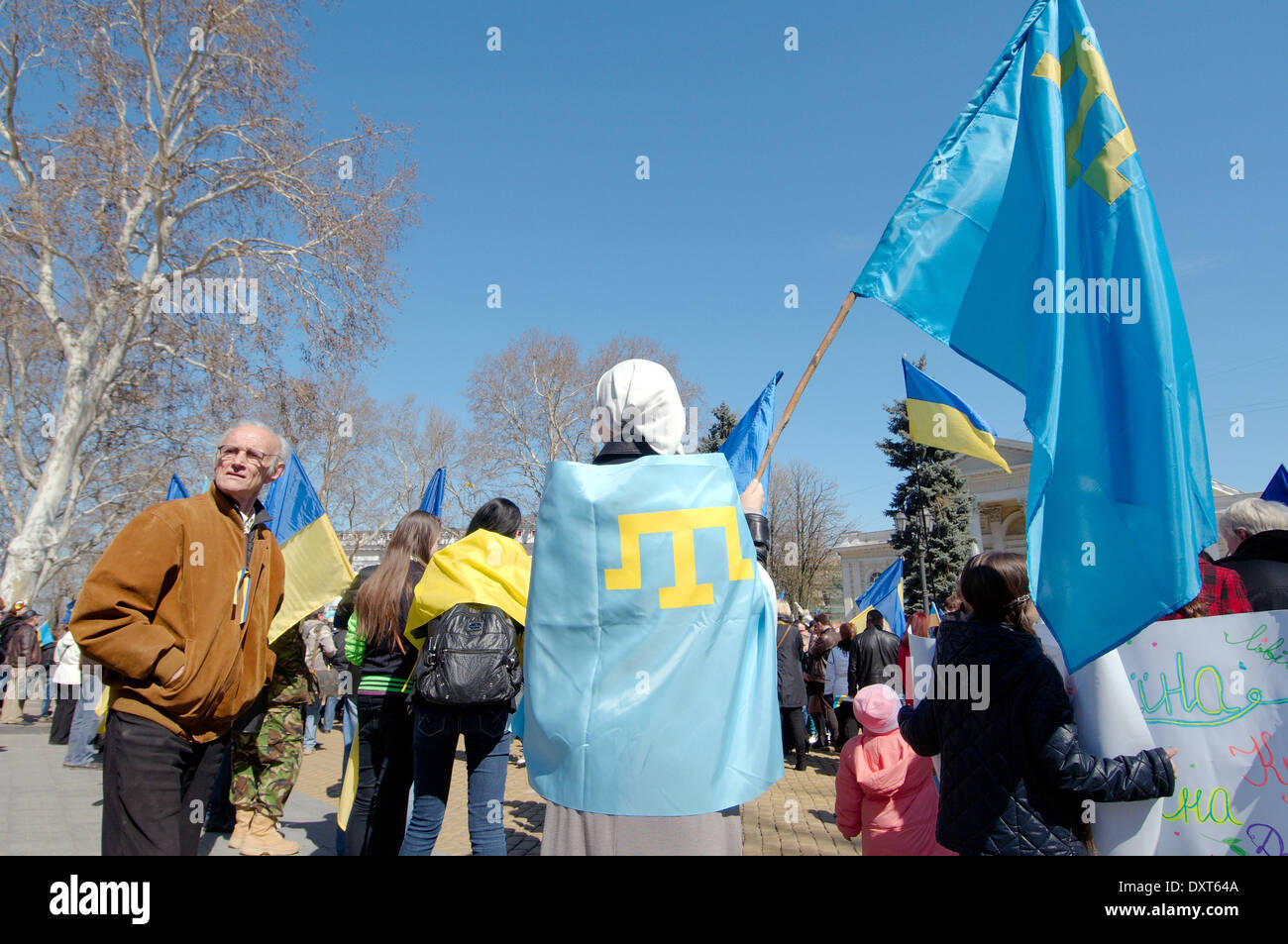 Odessa, Ucraina. Il 30 marzo, 2014. Rally sostenitori marzo maidaïen in Odessa. Questo incontro è dedicato al Giorno del Ricordo 40 giorni dopo l'ucciso di 'sotnia celeste." In un rally a cui hanno partecipato più di cinque mila persone. Il principale slogan : ' Odessa non è la Russia ' 'Uniti Ucraina ' ' Gloria in Ucraina - eroi di Gloria' Credit: Andrey Nekrasov/Alamy Live News Foto Stock