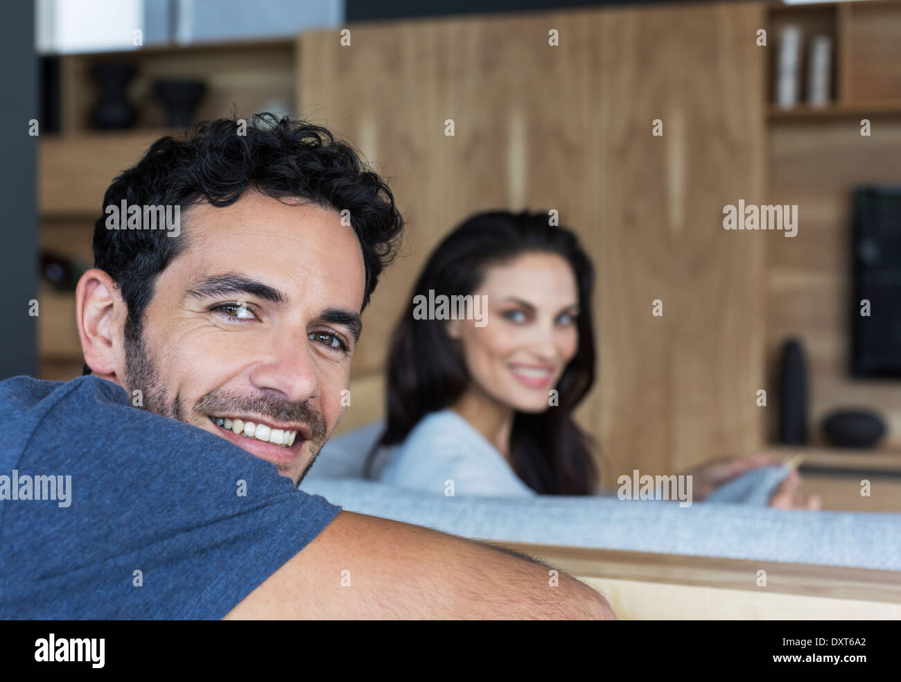 Ritratto di Coppia sorridente nel soggiorno Foto Stock