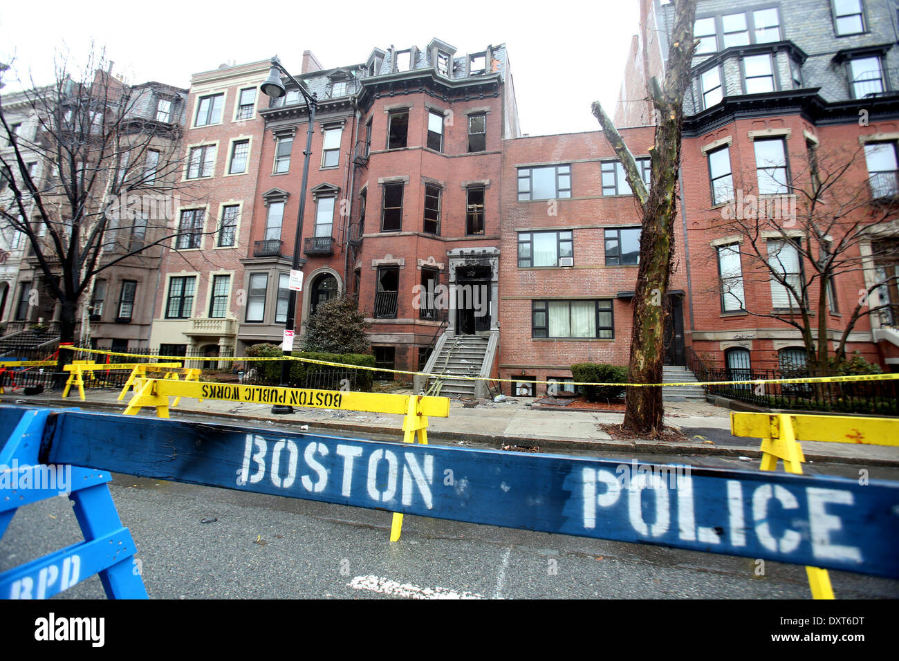 Boston, Massachusetts, USA. 30 Mar, 2014. L'inchiesta prosegue in ciò che ha scatenato le nove-alarm blaze su Beacon Street a Boston, Massachusetts che ha preso la vita di Lt. Ed Walsh e vigile del fuoco Michael Kennedy. Credito: Nicolaus Czarnecki/ZUMAPRESS.com/Alamy Live News Foto Stock