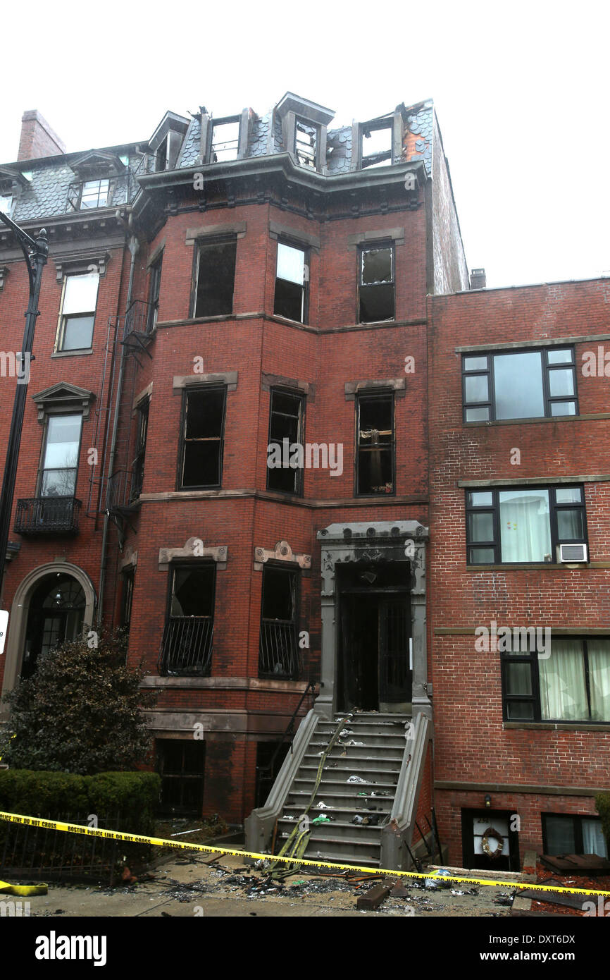 Boston, Massachusetts, USA. 30 Mar, 2014. L'inchiesta prosegue in ciò che ha scatenato le nove-alarm blaze su Beacon Street a Boston, Massachusetts che ha preso la vita di Lt. Ed Walsh e vigile del fuoco Michael Kennedy. Credito: Nicolaus Czarnecki/ZUMAPRESS.com/Alamy Live News Foto Stock