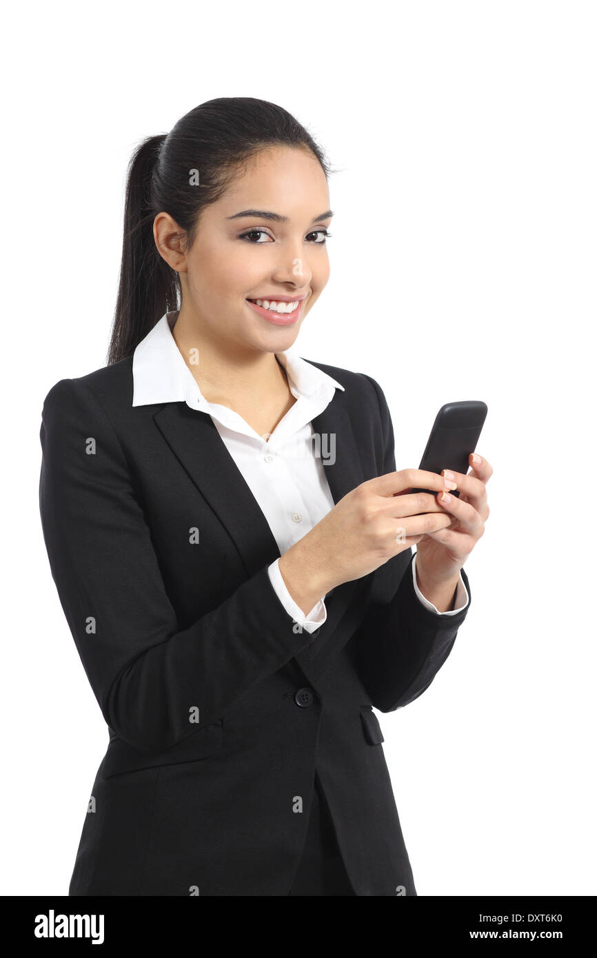 Arab Business donna utilizzando uno smart phone e guardando la telecamera isolata su uno sfondo bianco Foto Stock