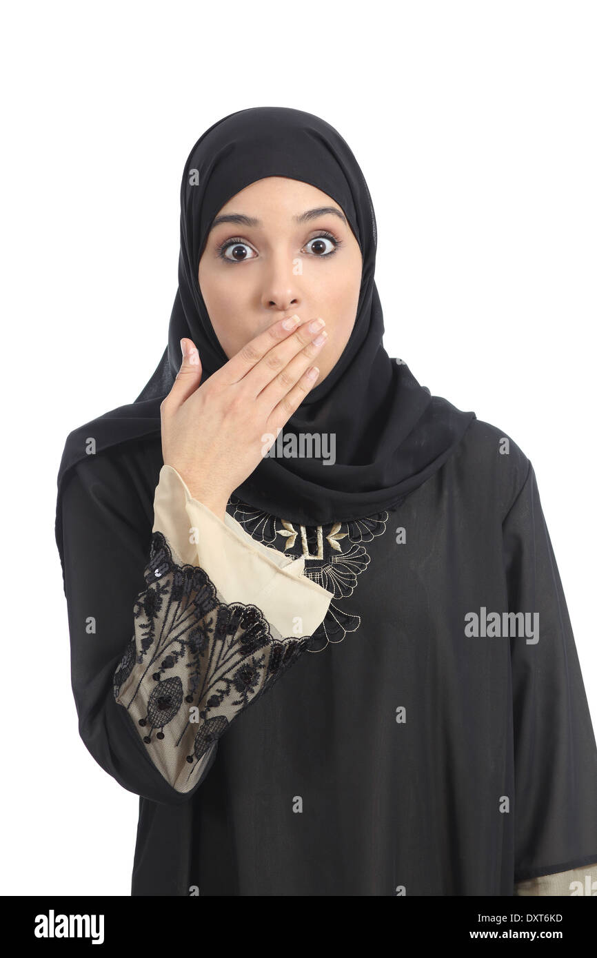 Arabia saudita Arab Emirates donna che copre la bocca con la mano isolata su uno sfondo bianco. Foto Stock