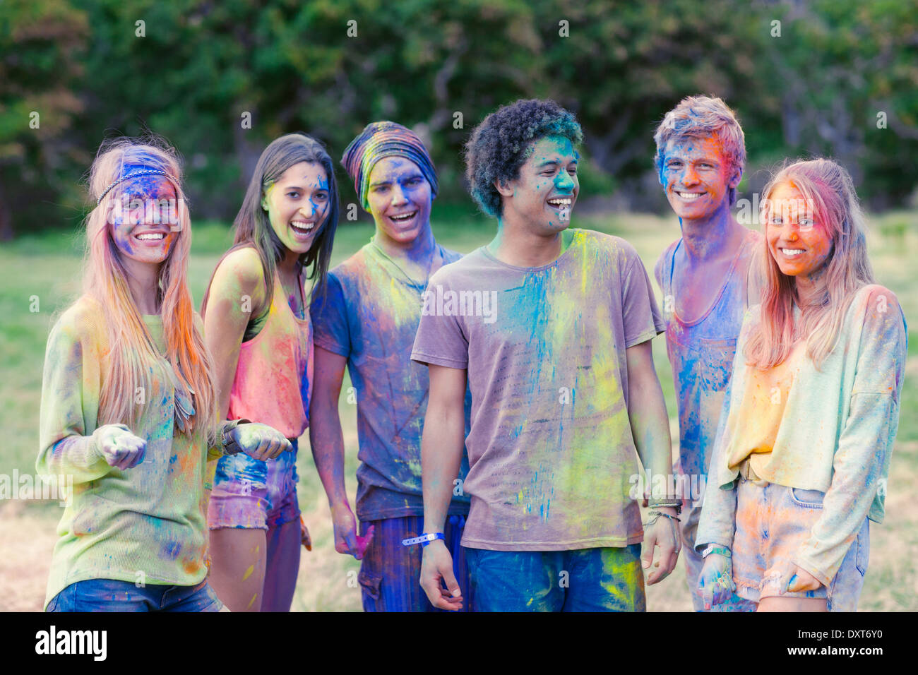 Ritratto di amici coperti in Chalk dye Foto Stock