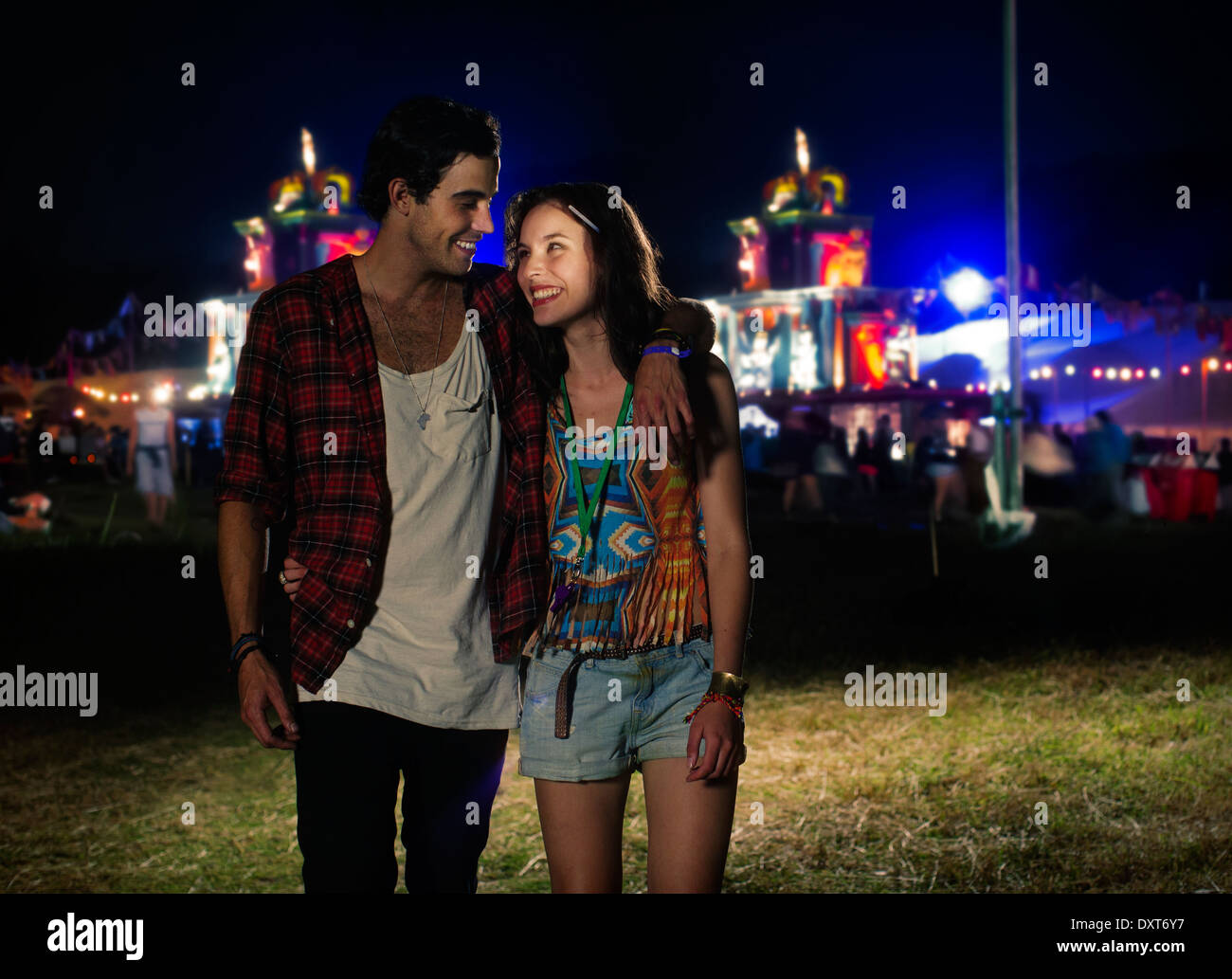 Giovane lasciando il festival di musica Foto Stock