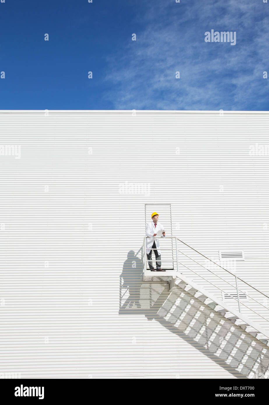 Scienziato in piedi sulla piattaforma contro la costruzione di Foto Stock