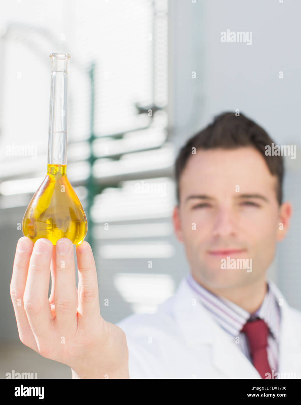 Ritratto di scienziato bicchiere di contenimento con il liquido Foto Stock