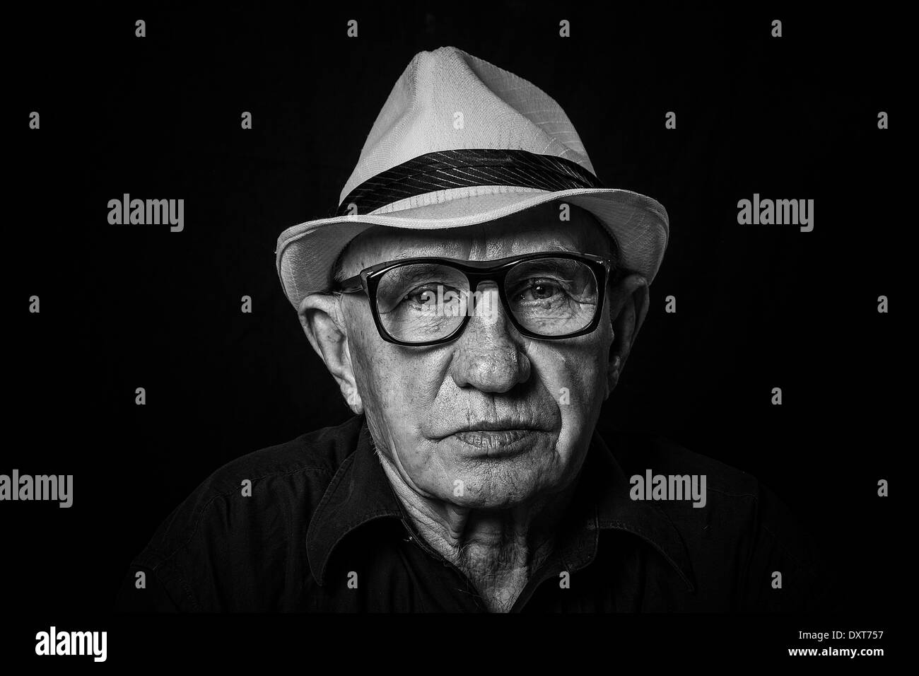 Ritratto artistico di un uomo vecchio con gli occhiali e cappello Foto Stock