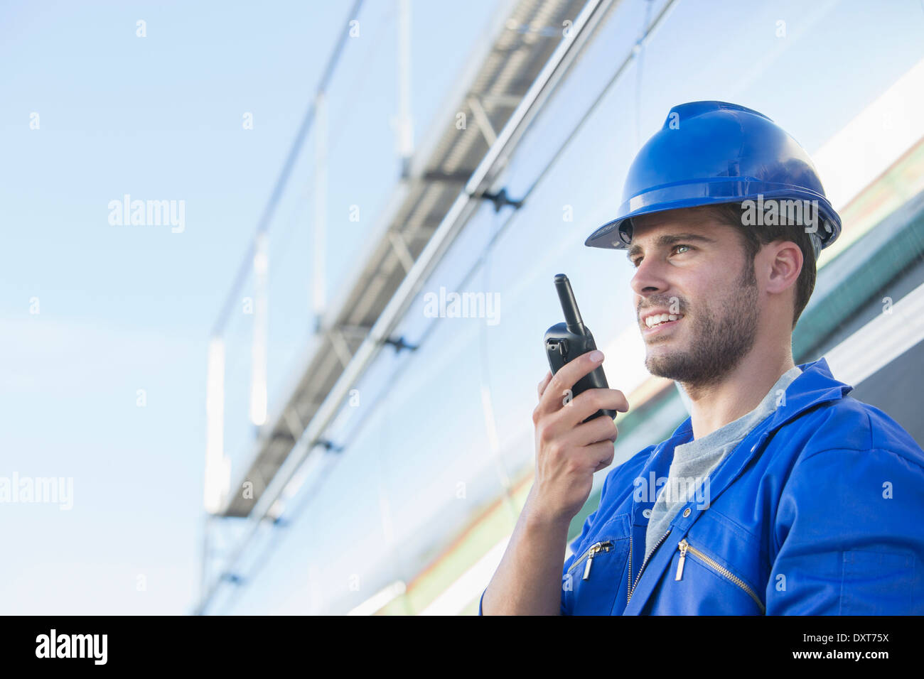 Lavoratore utilizzando un walkie-talkie Foto Stock