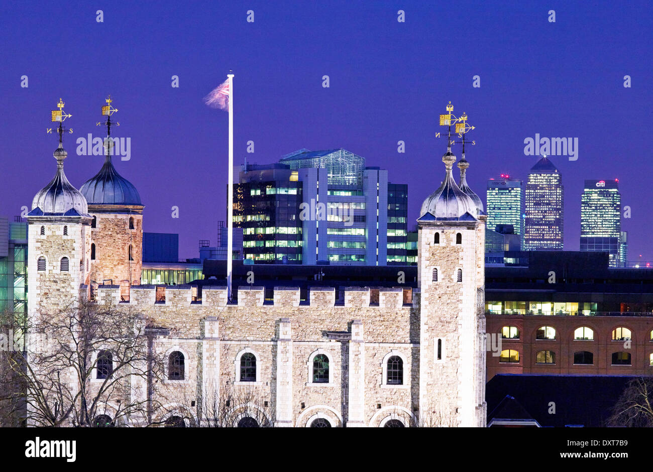 La Torre di Londra e da Canary Wharf di notte REGNO UNITO Foto Stock