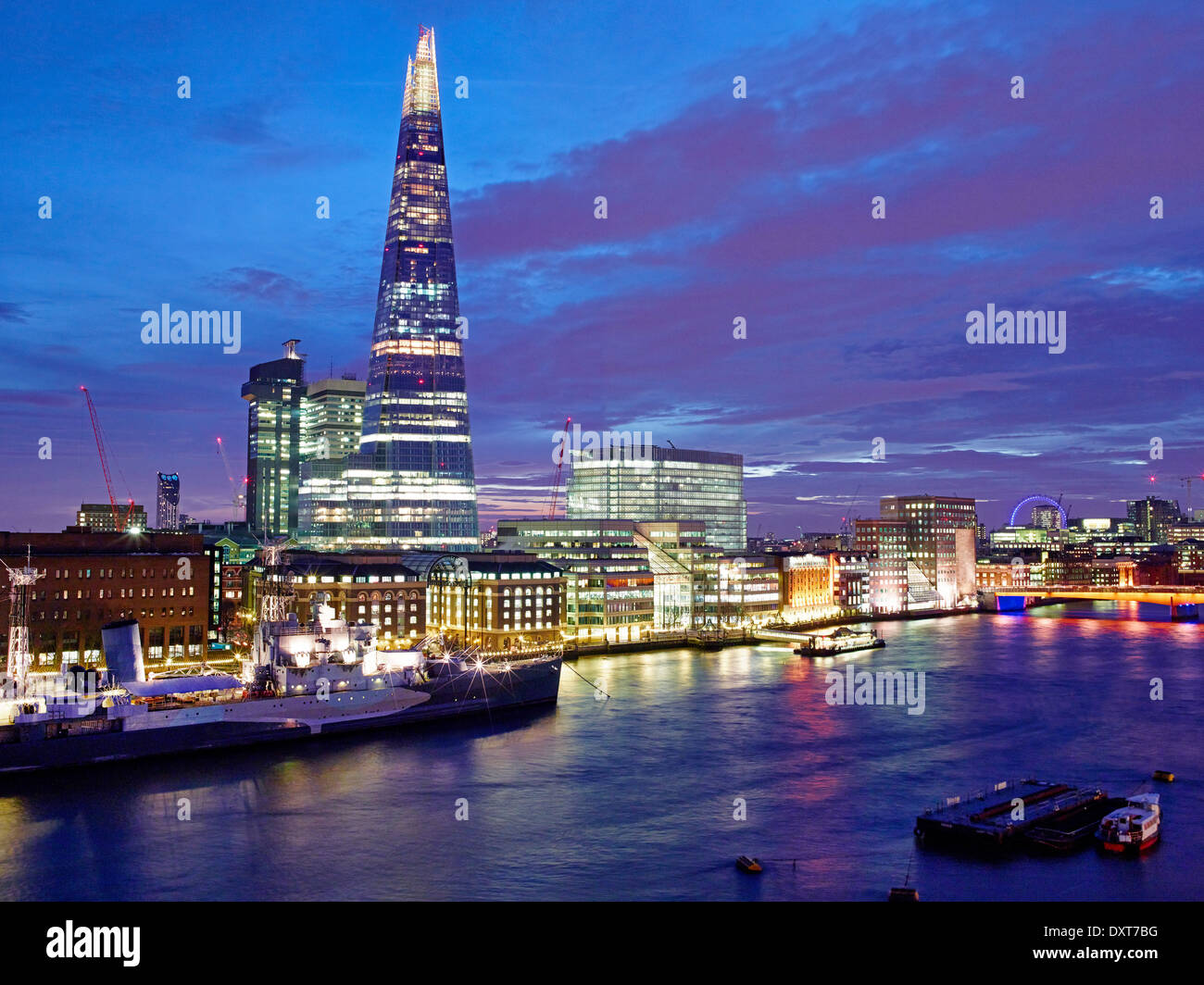 La Shard oltre il Tamigi di notte London REGNO UNITO Foto Stock