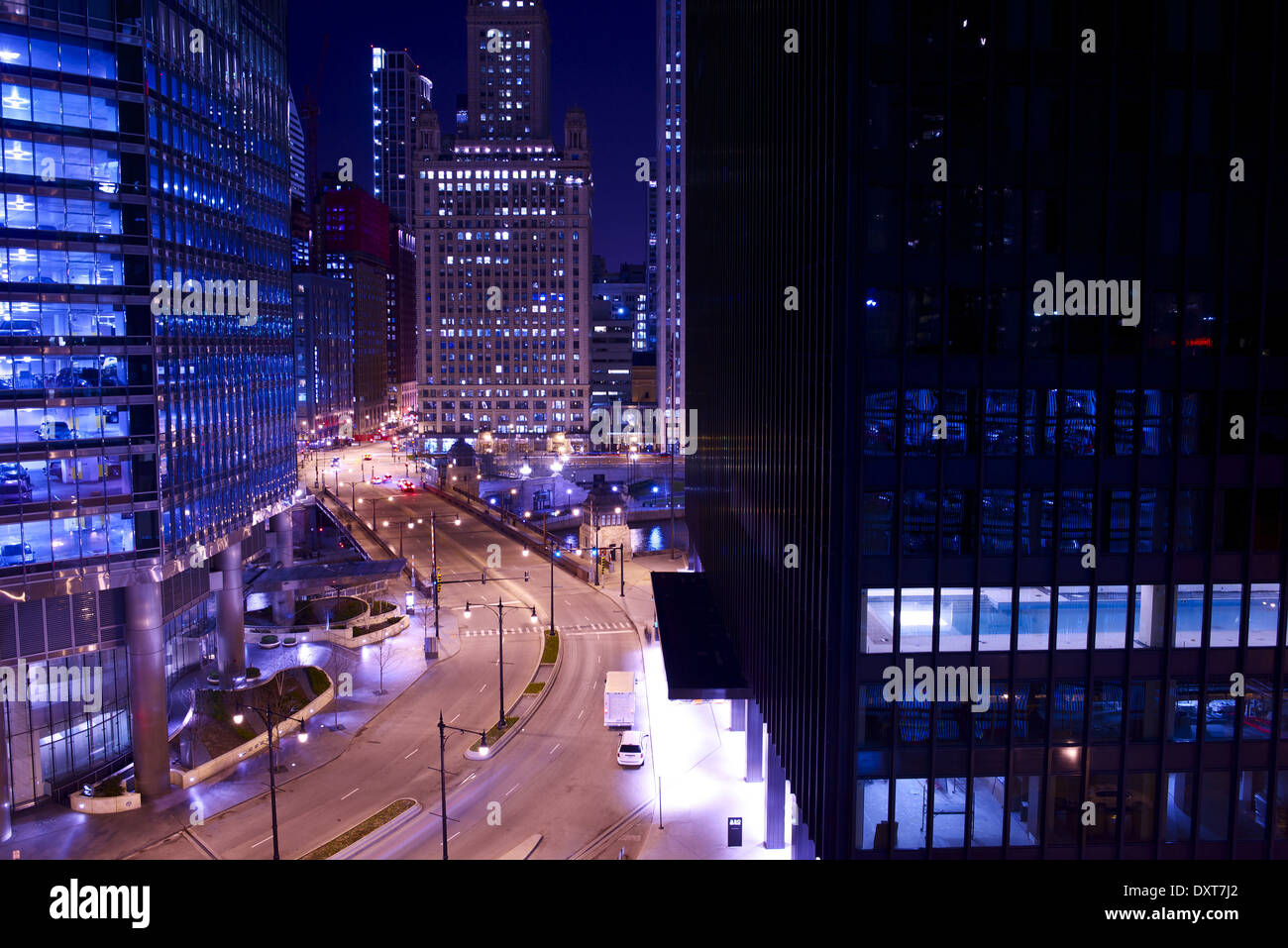 Chicago Towers di notte. I grattacieli di Chicago e la città. Chicago, Illinois, Stati Uniti d'America. Di notte la fotografia. Città americana Foto Stock