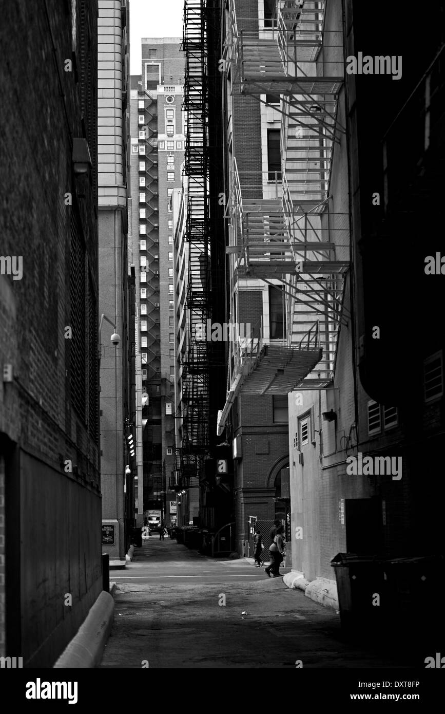 Chicago Downtown vicolo in bianco e nero della fotografia verticale. Urbano Raccolta foto. Chicago, Illinois, Stati Uniti d'America. Foto Stock