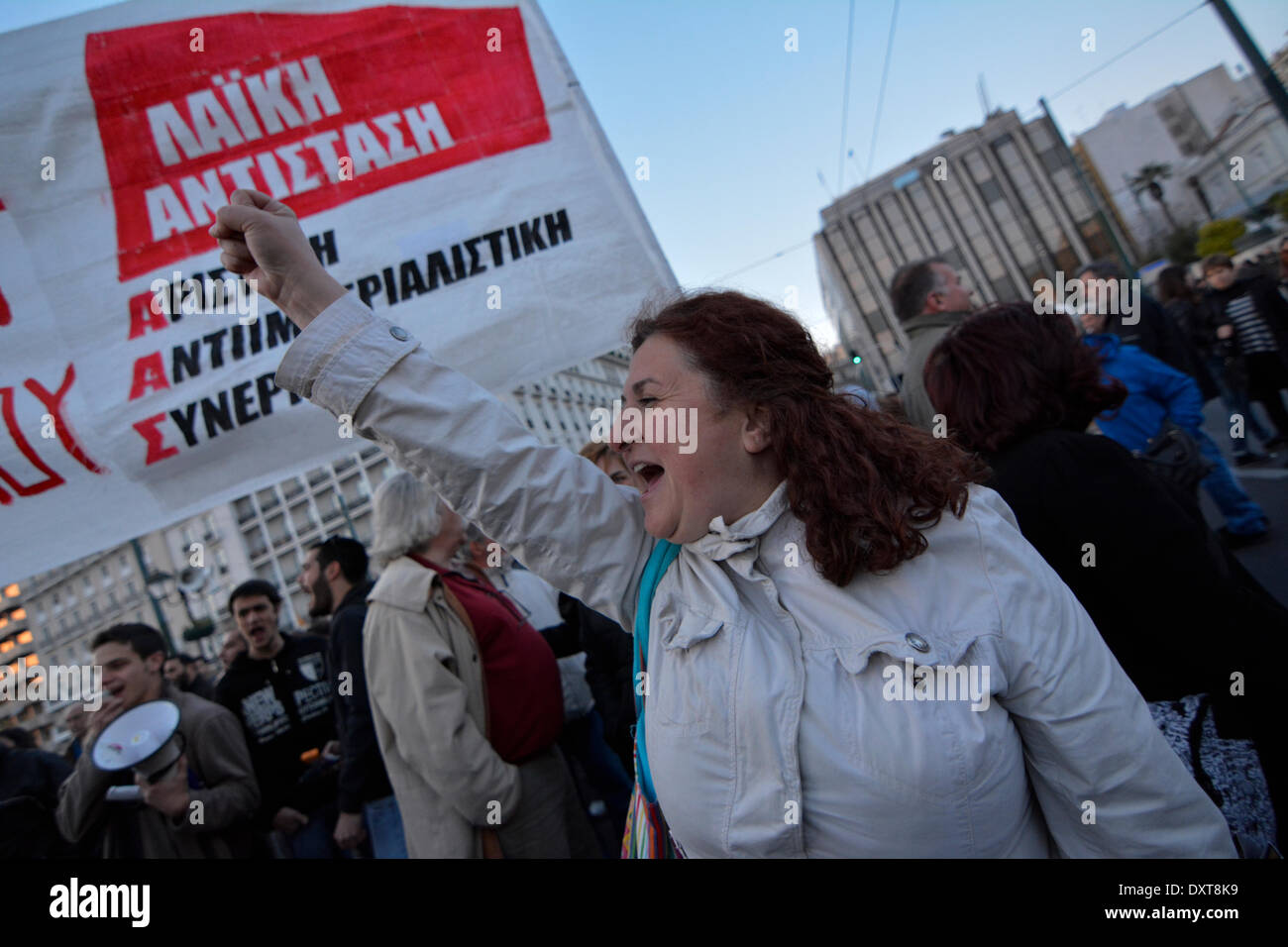 Atene, Grecia, Marzo 30th, 2014. I manifestanti gridare slogan contro il governo e l'omnibus bill per essere votato. Hanno inscenato una manifestazione di protesta per l'omnibus bill che si tradurrà in maggiore austerità e di recessione. Credito: Nikolas Georgiou / Alamy Live News Foto Stock