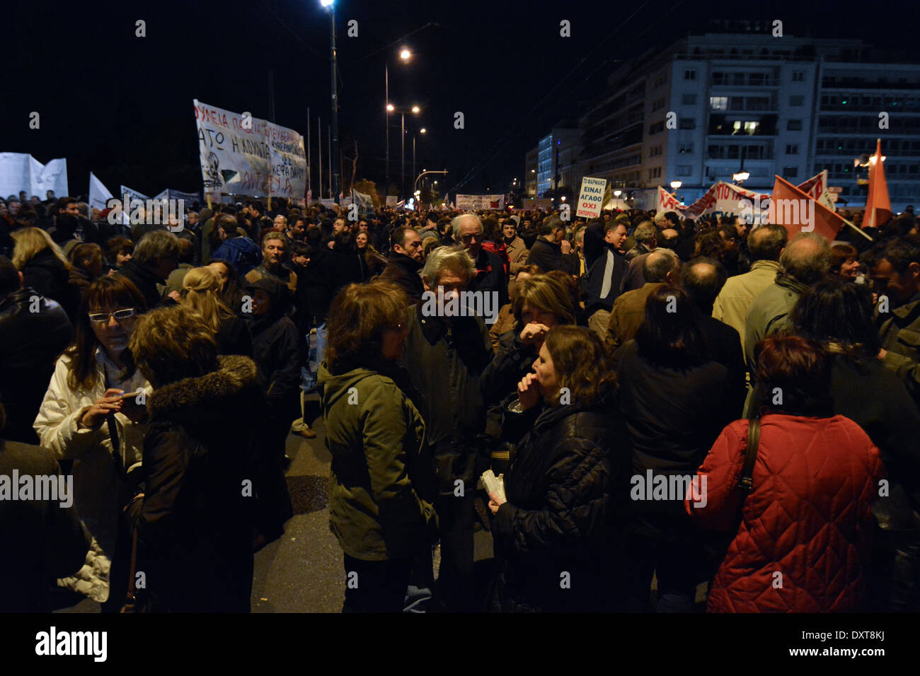 Atene, Grecia, Marzo 30th, 2014. I manifestanti gridare slogan contro il governo e l'omnibus bill per essere votato. Hanno inscenato una manifestazione di protesta per l'omnibus bill che si tradurrà in maggiore austerità e di recessione. Credito: Nikolas Georgiou / Alamy Live News Foto Stock