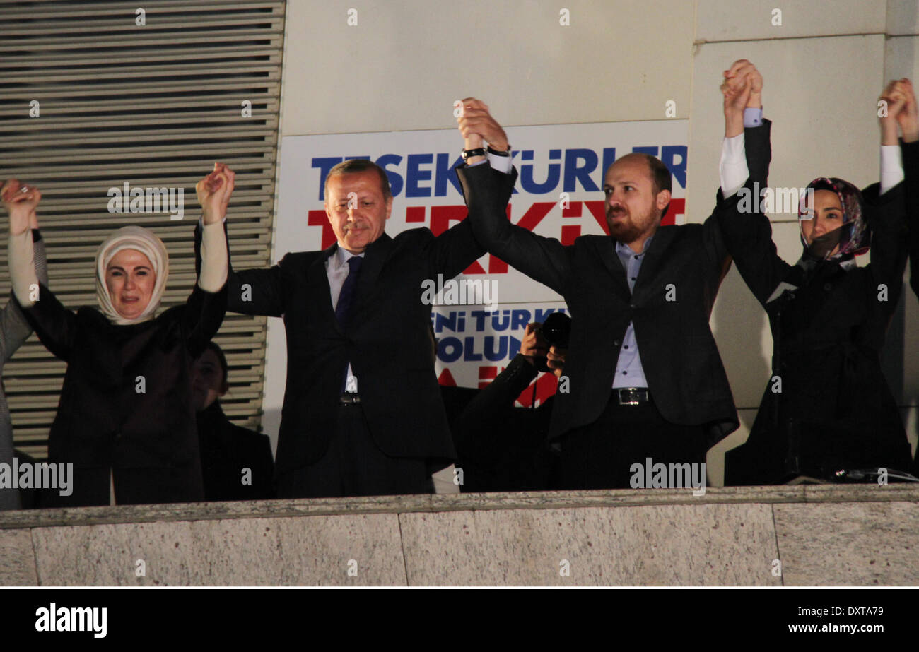 Ankara. 30 Mar, 2014. La Turchia il primo ministro Recep Tayyip Erdogan (2 L) e sua moglie Emine Erdogan (L) celebrare la vittoria per il suo partito nelle elezioni locali sul balcone del partito per la giustizia e lo sviluppo sede centrale di Ankara, Turchia il 30 marzo 2014. Primo ministro turco Recep Tayyip Erdogan di Domenica notte rivendicato la vittoria per il suo partito nelle elezioni locali come i risultati iniziali hanno mostrato l'AKP spazzato intorno a oltre il 45 per cento dei voti dopo circa 80 percento delle schede sono state contate, NTV canali riportati. © Li Ming/Xinhua/Alamy Live News Foto Stock