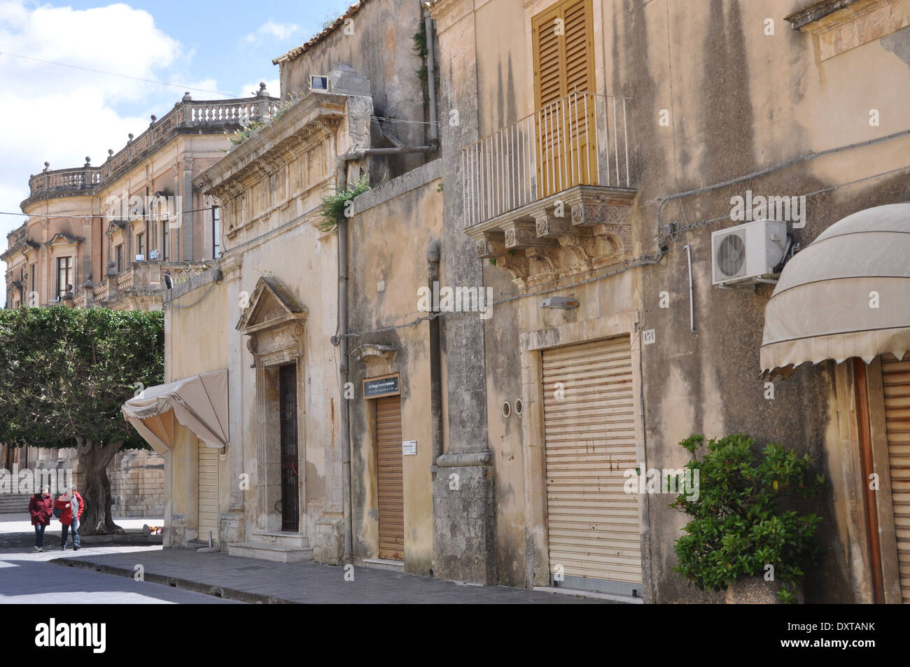 Coppia di mezza età a piedi lungo Corso Vittorio Emanuele, Noto, Sicilia, Italia Foto Stock