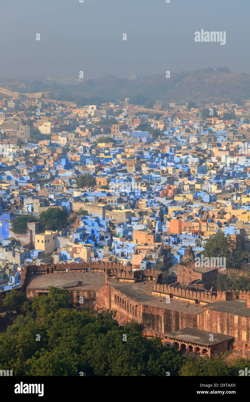 India Rajasthan, Jodhpur, la vista della città vecchia dal Forte Mehrangarh Foto Stock