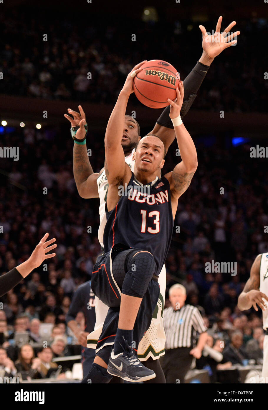 New York City, NY, STATI UNITI D'AMERICA. 30 Mar, 2014. Domenica 30 Marzo, 2014: Connecticut Huskies guard Shabazz Napier (13) aziona il carrello nella parte anteriore del Michigan State Spartans avanti Branden Dawson (22) durante la seconda metà del torneo del NCAA Eastern Regional finale di partita di basket tra stati del Michigan e UConn al Madison Square Garden di New York, NY. UConn battere Michigan State 60-54 e anticipi per i quattro definitivi. Bill Shettle/Cal Sport Media. Credito: csm/Alamy Live News Foto Stock