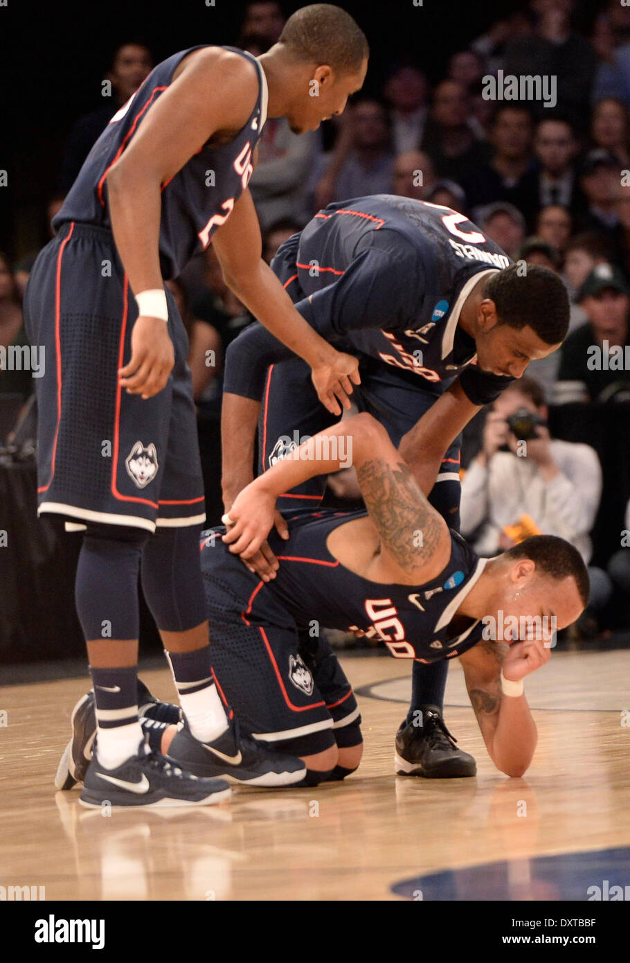 New York City, NY, STATI UNITI D'AMERICA. 30 Mar, 2014. Domenica 30 Marzo, 2014: Connecticut Huskies guard Shabazz Napier (13) è teso a dal Connecticut Huskies avanti DeAndre Daniels (2) e Connecticut Huskies guard-avanti Lasan Kromah (20) dopo essere stato colpito nel naso durante la seconda metà del torneo del NCAA Eastern Regional finale di partita di basket tra stati del Michigan e UConn al Madison Square Garden di New York, NY. UConn battere Michigan State 60-54 e anticipi per i quattro definitivi. Bill Shettle/Cal Sport Media. Credito: csm/Alamy Live News Foto Stock