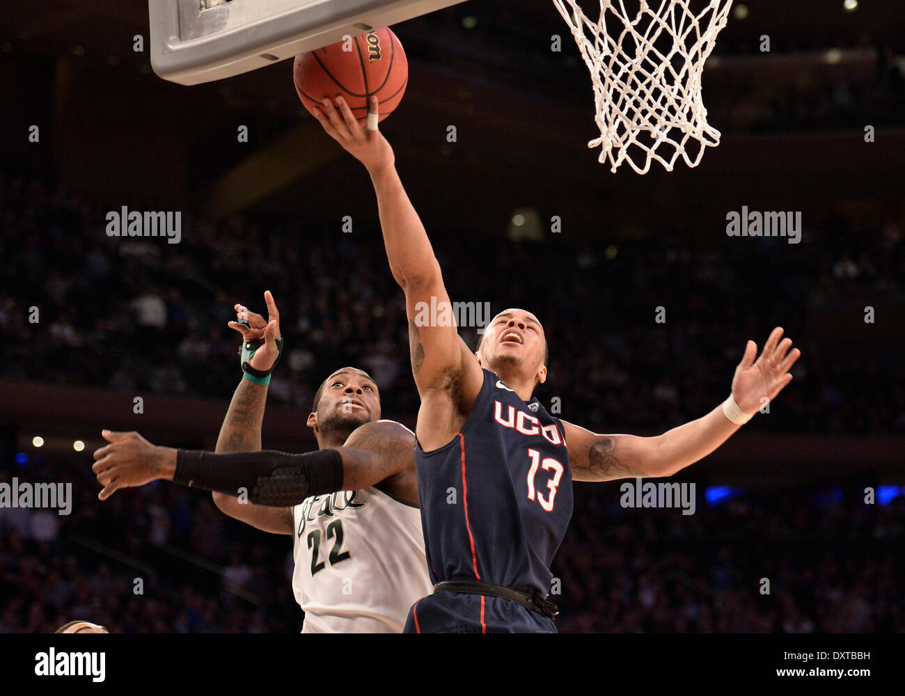 New York City, NY, STATI UNITI D'AMERICA. 30 Mar, 2014. Domenica 30 Marzo, 2014: Connecticut Huskies guard Shabazz Napier (13) rigidi per il cesto contro Michigan State Spartans avanti Branden Dawson (22) durante la seconda metà del torneo del NCAA Eastern Regional finale di partita di basket tra stati del Michigan e UConn al Madison Square Garden di New York, NY. UConn battere Michigan State 60-54 e anticipi per i quattro definitivi. Bill Shettle/Cal Sport Media. Credito: csm/Alamy Live News Foto Stock