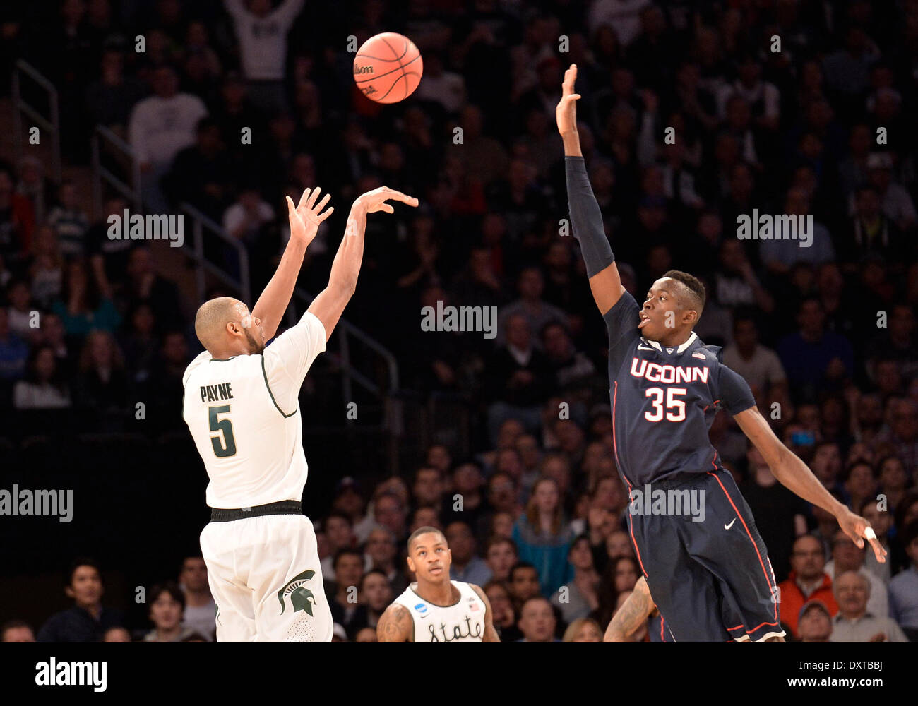 New York City, NY, STATI UNITI D'AMERICA. 30 Mar, 2014. Domenica 30 Marzo, 2014: Michigan State Spartans avanti Adreian Payne (5) spara sopra la mano outstretch del Connecticut Huskies centro Brimah Amida (35) durante la seconda metà del torneo del NCAA Eastern Regional finale di partita di basket tra stati del Michigan e UConn al Madison Square Garden di New York, NY. UConn battere Michigan State 60-54 e anticipi per i quattro definitivi. Bill Shettle/Cal Sport Media. Credito: csm/Alamy Live News Foto Stock
