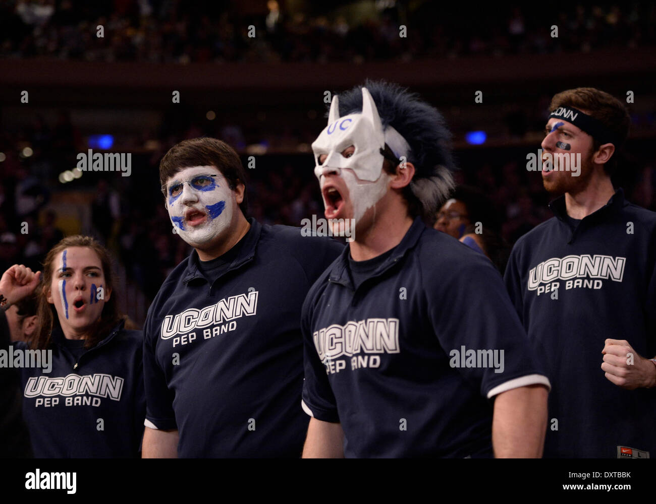 New York City, NY, STATI UNITI D'AMERICA. 30 Mar, 2014. Domenica 30 Marzo, 2014: UConn membri della band allietare il loro team su durante la seconda metà del torneo del NCAA Eastern Regional finale di partita di basket tra stati del Michigan e UConn al Madison Square Garden di New York, NY. UConn battere Michigan State 60-54 e anticipi per i quattro definitivi. Bill Shettle/Cal Sport Media. Credito: csm/Alamy Live News Foto Stock