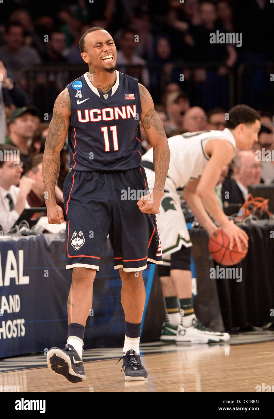 New York City, NY, STATI UNITI D'AMERICA. 30 Mar, 2014. Domenica 30 Marzo, 2014: Connecticut Huskies guard Ryan Boatright (11) celebra un gioco dopo un fatturato contro Michigan State durante la seconda metà del torneo del NCAA Eastern Regional finale di partita di basket tra stati del Michigan e UConn al Madison Square Garden di New York, NY. UConn battere Michigan State 60-54 e anticipi per i quattro definitivi. Bill Shettle/Cal Sport Media. Credito: csm/Alamy Live News Foto Stock
