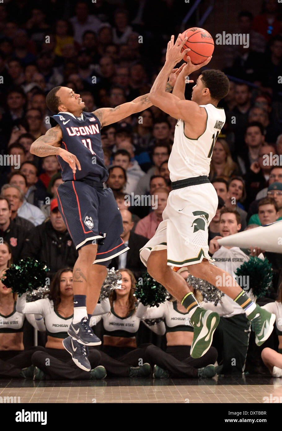 New York City, NY, STATI UNITI D'AMERICA. 30 Mar, 2014. Domenica 30 Marzo, 2014: Connecticut Huskies guard Ryan Boatright (11) tenta di bloccare il colpo di Stato del Michigan spartani guard Gary Harris (14) durante la seconda metà del torneo del NCAA Eastern Regional finale di partita di basket tra stati del Michigan e UConn al Madison Square Garden di New York, NY. UConn battere Michigan State 60-54 e anticipi per i quattro definitivi. Bill Shettle/Cal Sport Media. Credito: csm/Alamy Live News Foto Stock