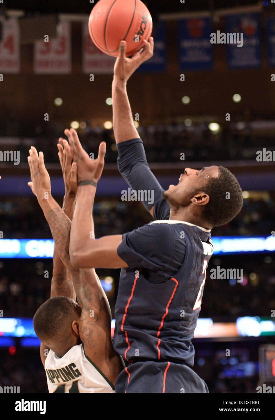 New York City, NY, STATI UNITI D'AMERICA. 30 Mar, 2014. Domenica 30 Marzo, 2014: Connecticut Huskies avanti DeAndre Daniels (2) passa per il cestello verso il basso contro il Michigan State Spartans guard Keith applicare (11) durante la seconda metà del torneo del NCAA Eastern Regional finale di partita di basket tra stati del Michigan e UConn al Madison Square Garden di New York, NY. UConn battere Michigan State 60-54 e anticipi per i quattro definitivi. Bill Shettle/Cal Sport Media. Credito: csm/Alamy Live News Foto Stock