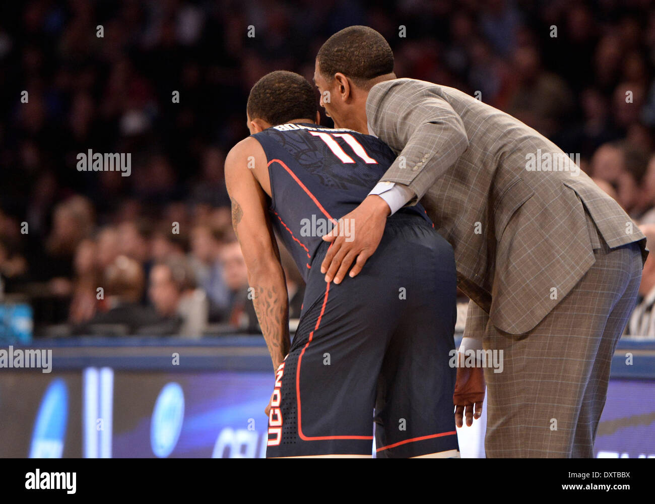 New York City, NY, STATI UNITI D'AMERICA. 30 Mar, 2014. Domenica 30 Marzo, 2014: Connecticut Huskies head coach Kevin Ollie parla di Connecticut Huskies guard Ryan Boatright (11) durante la seconda metà del torneo del NCAA Eastern Regional finale di partita di basket tra stati del Michigan e UConn al Madison Square Garden di New York, NY. UConn battere Michigan State 60-54 e anticipi per i quattro definitivi. Bill Shettle/Cal Sport Media. Credito: csm/Alamy Live News Foto Stock