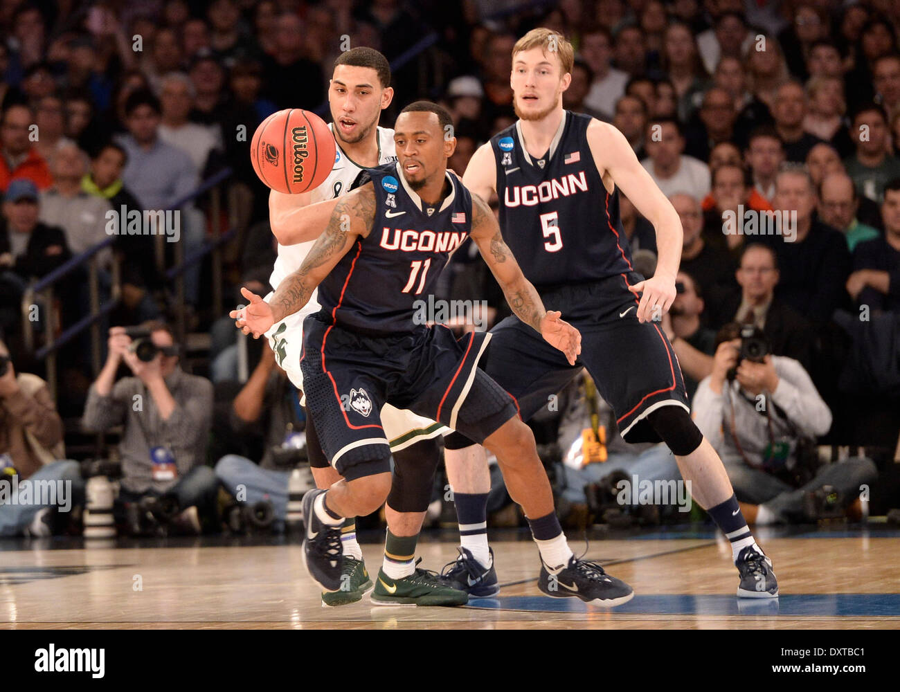 New York City, NY, STATI UNITI D'AMERICA. 30 Mar, 2014. Domenica 30 Marzo, 2014: Connecticut Huskies guard Ryan Boatright (11) ruba la palla lontano dalla Michigan State Spartans guard Denzel Valentine (45), con Connecticut Huskies avanti Niels Giffey (5) Ricerca su durante la seconda metà del torneo del NCAA Eastern Regional finale di partita di basket tra stati del Michigan e UConn al Madison Square Garden di New York, NY. UConn battere Michigan State 60-54 e anticipi per i quattro definitivi. Bill Shettle/Cal Sport Media. Credito: csm/Alamy Live News Foto Stock