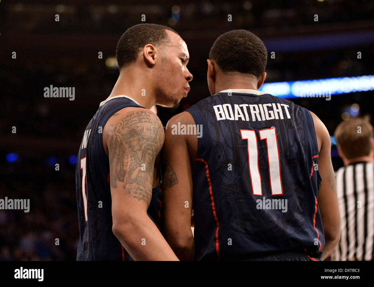 New York City, NY, STATI UNITI D'AMERICA. 30 Mar, 2014. Domenica 30 Marzo, 2014: Connecticut Huskies guard Shabazz Napier (13) parla di Connecticut Huskies guard Ryan Boatright (11) durante la seconda metà del torneo del NCAA Eastern Regional finale di partita di basket tra stati del Michigan e UConn al Madison Square Garden di New York, NY. UConn battere Michigan State 60-54 e anticipi per i quattro definitivi. Bill Shettle/Cal Sport Media. Credito: csm/Alamy Live News Foto Stock