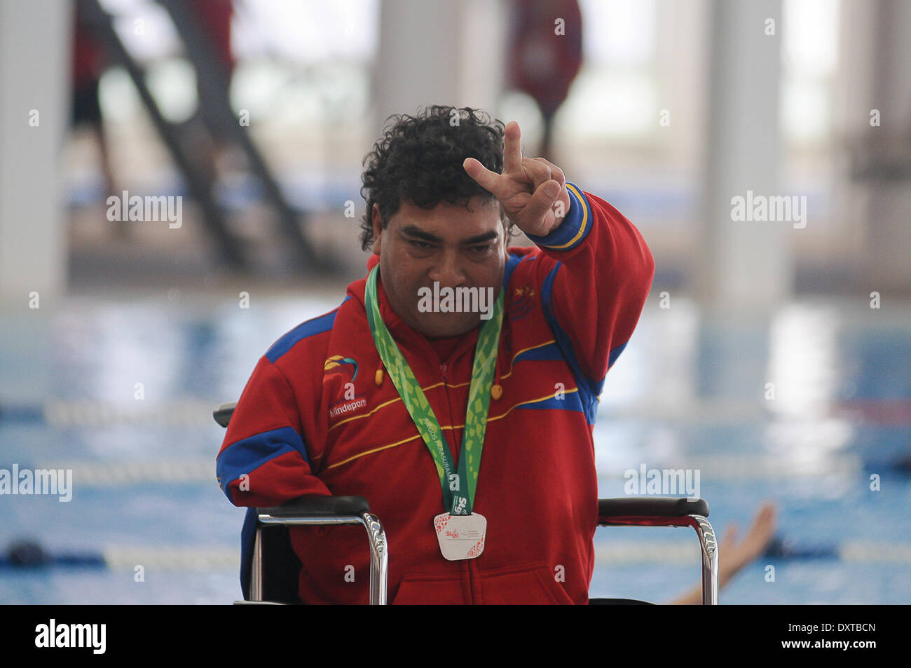 SANTIAGO, Cile - 28 Marzo: un nuotatore venezuelano e vincitore della medaglia d oro, celebra in corrispondenza del primo mai Para Giochi Panamericani del 28 marzo 2014 a Santiago del Cile. (Foto di Fernando Lavoz/Pacific Stampa) Foto Stock