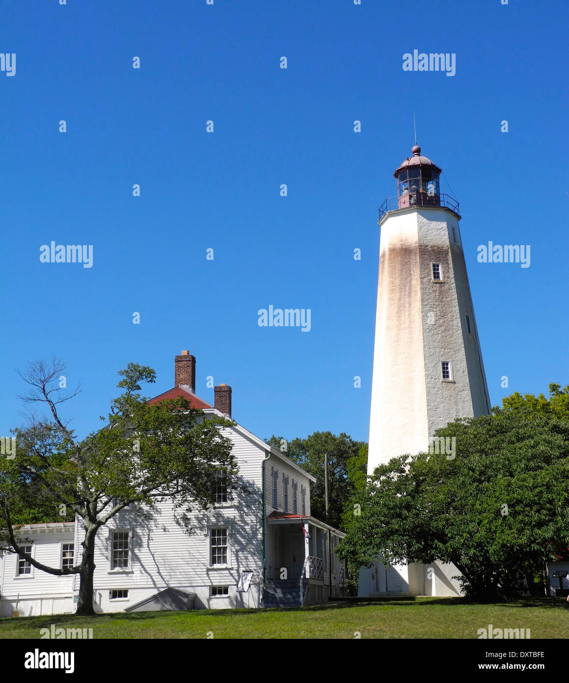 L'alto faro bianco Questo New Jersey faro si siede accanto alla luce del portiere del trimestre. Foto Stock