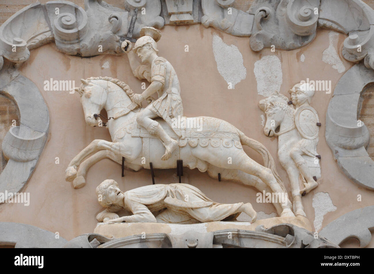 Sculture in pietra di San Salvatore combattendo contro i Saraceni sopra l'entrata alla Cattedrale di San Salvatore di Mazara del Vallo. Foto Stock