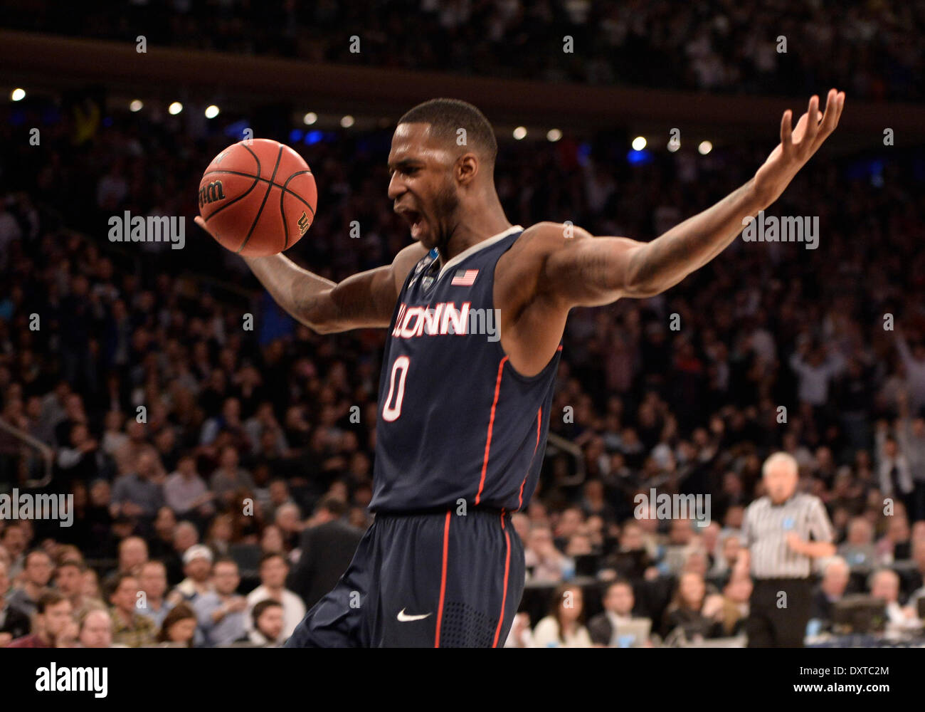 New York City, NY, STATI UNITI D'AMERICA. 30 Mar, 2014. Domenica 30 Marzo, 2014: Connecticut Huskies avanti Phillip Nolan (0) celebra dopo la sua dunk molto tardi durante la seconda metà del torneo del NCAA Eastern Regional finale di partita di basket tra stati del Michigan e UConn al Madison Square Garden di New York, NY. UConn battere Michigan State 60-54 e anticipi per i quattro definitivi. Bill Shettle/Cal Sport Media. Credito: csm/Alamy Live News Foto Stock