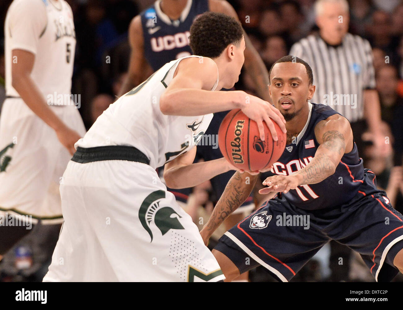 New York City, NY, STATI UNITI D'AMERICA. 30 Mar, 2014. Domenica 30 Marzo, 2014: Connecticut Huskies guard Ryan Boatright (11) raggiunge nel tentativo di battere la palla lontano dalla Michigan State Spartans guard Travis Trice (20) durante la seconda metà del torneo del NCAA Eastern Regional finale di partita di basket tra stati del Michigan e UConn al Madison Square Garden di New York, NY. UConn battere Michigan State 60-54 e anticipi per i quattro definitivi. Bill Shettle/Cal Sport Media. Credito: csm/Alamy Live News Foto Stock
