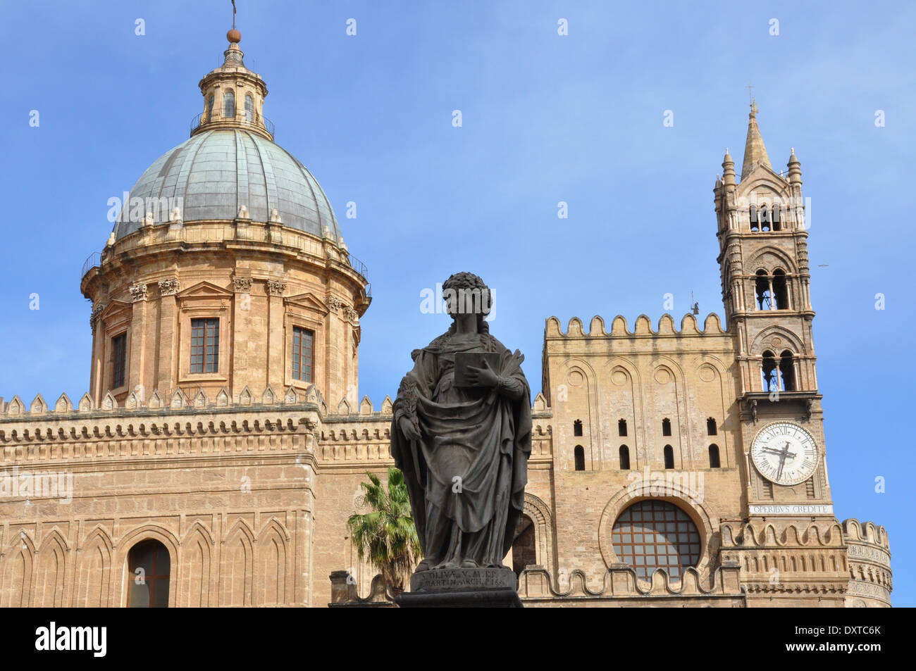 Statua e la cupola e il campanile della cattedrale di Palermo Foto Stock