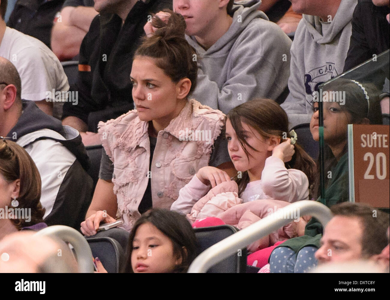 New York City, NY, STATI UNITI D'AMERICA. 30 Mar, 2014. Domenica 30 Marzo, 2014: attrice Katie Holmes orologi il gioco durante la seconda metà del torneo del NCAA Eastern Regional finale di partita di basket tra stati del Michigan e UConn al Madison Square Garden di New York, NY. UConn battere Michigan State 60-54 e anticipi per i quattro definitivi. Bill Shettle/Cal Sport Media. Credito: csm/Alamy Live News Foto Stock