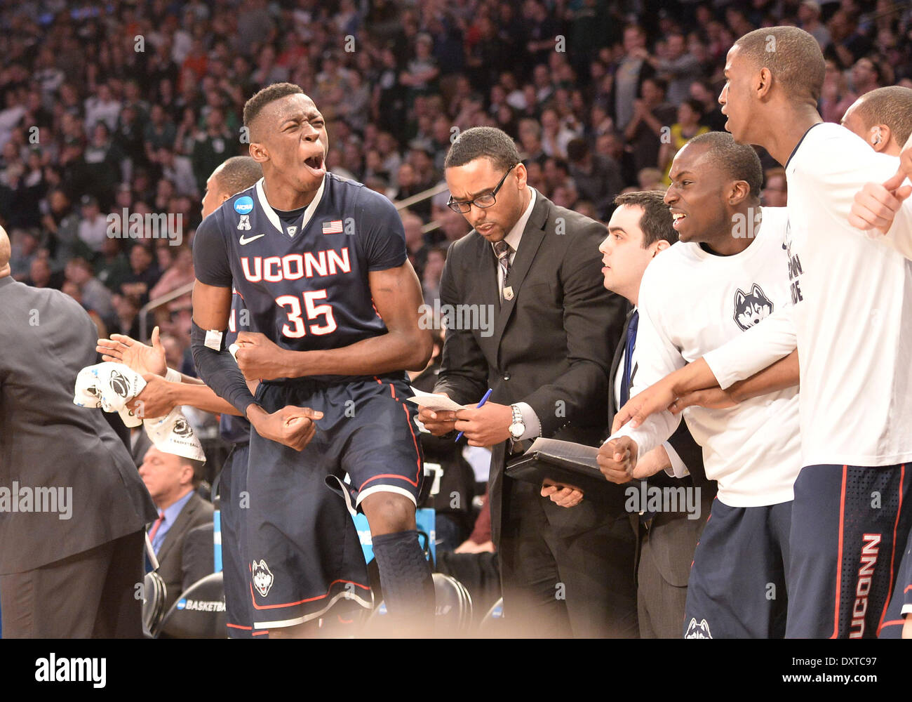 New York City, NY, STATI UNITI D'AMERICA. 30 Mar, 2014. Domenica 30 Marzo, 2014: Connecticut Huskies centro Brimah Amida (35) celebra a giocare con i suoi compagni di squadra lungo il banco durante la seconda metà del torneo del NCAA Eastern Regional finale di partita di basket tra stati del Michigan e UConn al Madison Square Garden di New York, NY. UConn battere Michigan State 60-54 e anticipi per i quattro definitivi. Bill Shettle/Cal Sport Media. Credito: csm/Alamy Live News Foto Stock
