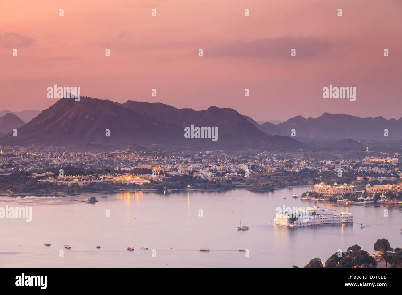 India Rajasthan, Udaipur, vista in elevazione del Lago Pichola e Udaipur Città Foto Stock