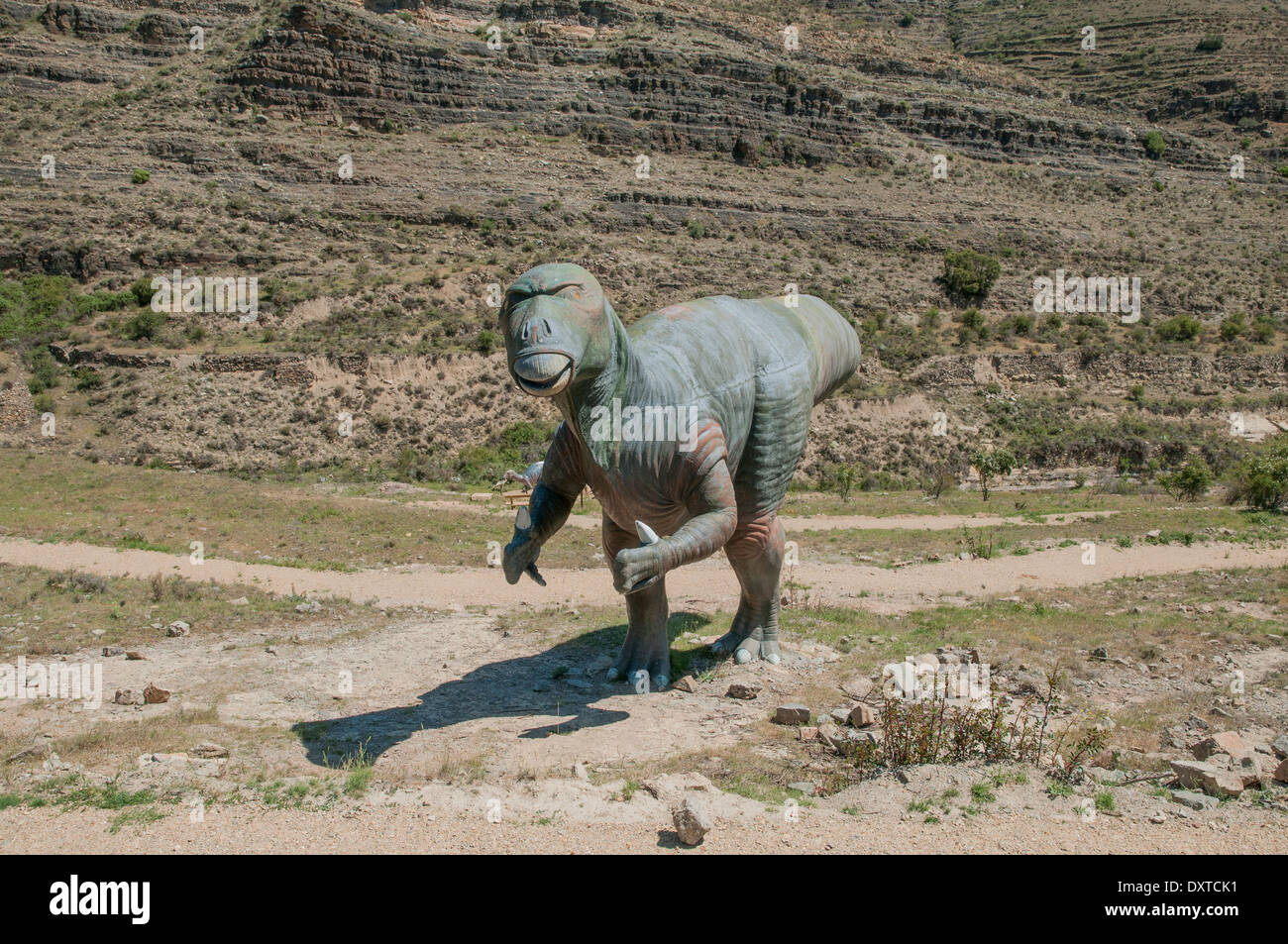 Modelli ricreazione in dimensioni reali di dinosauri realizzati in vetroresina e cemento nel sito paleontologico di Munilla, la Rioja, Spagna. Foto Stock