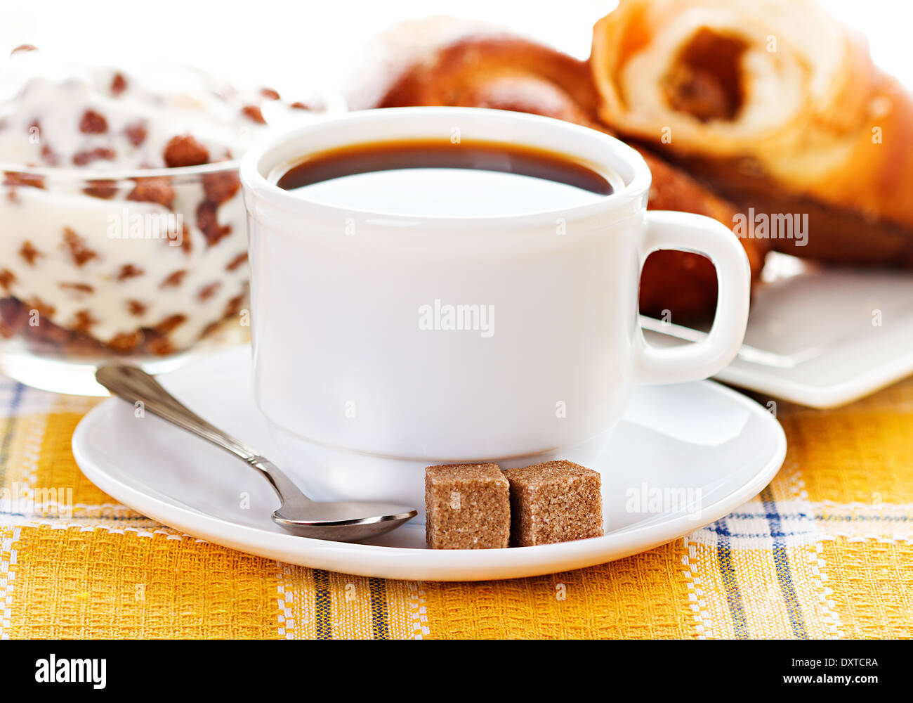 Tazza di caffè, cornetti freschi e muesli Foto Stock