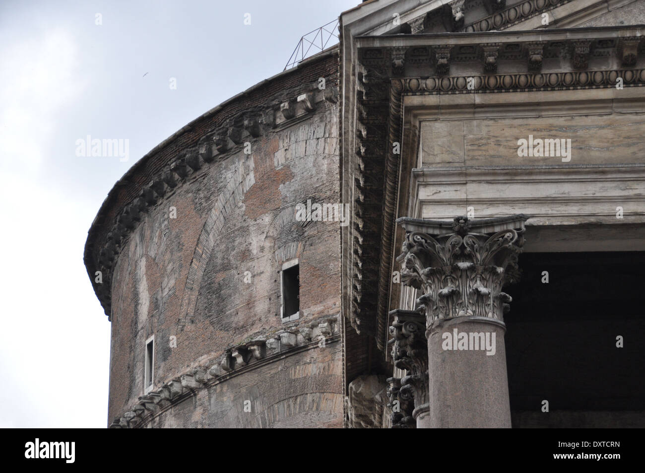 A sinistra del portico del Pantheon a Roma Foto Stock